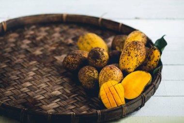 Sepeti ahşap bir masa ve bir beyaz bez harman içinde doğa mango