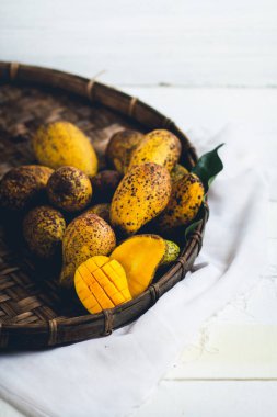 Sepeti ahşap bir masa ve bir beyaz bez harman içinde doğa mango