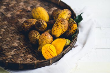 Sepeti ahşap bir masa ve bir beyaz bez harman içinde doğa mango