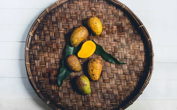 Sepeti ahşap bir masa ve bir beyaz bez harman içinde doğa mango