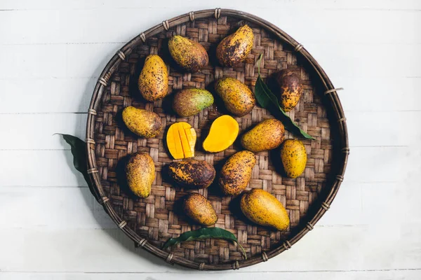 Sepeti ahşap bir masa ve bir beyaz bez harman içinde doğa mango