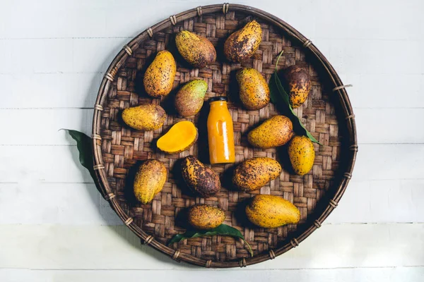 Sepeti ahşap bir masa ve bir beyaz bez harman içinde doğa mango