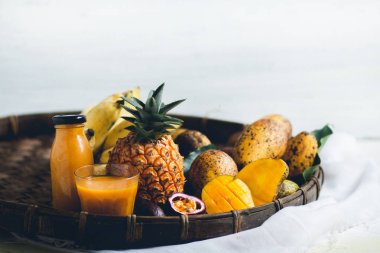 Karışık meyve ananas, mango, tutku meyve sepeti harman içinde 
