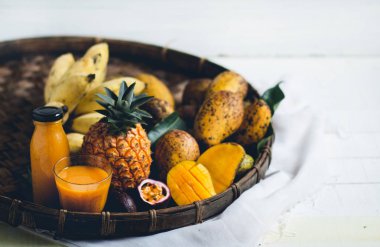 Karışık meyve ananas, mango, tutku meyve sepeti harman içinde 