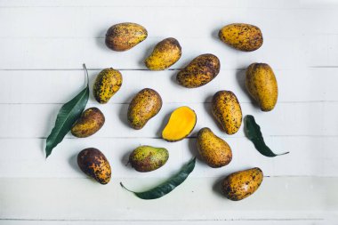 Doğa mango beyaz tahta arka plan ham mango