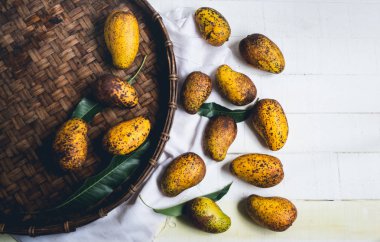 Sepeti ahşap bir masa ve bir beyaz bez harman içinde doğa mango