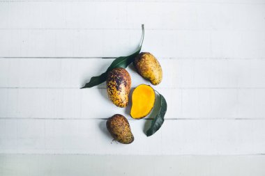 Doğa mango beyaz tahta arka plan ham mango