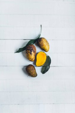 Doğa mango beyaz tahta arka plan ham mango