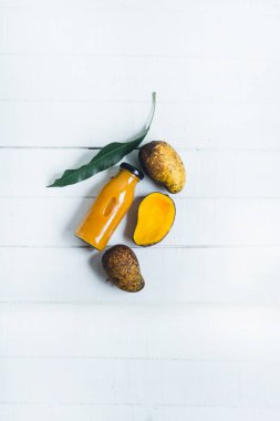 Doğa mango beyaz tahta arka plan ham mango