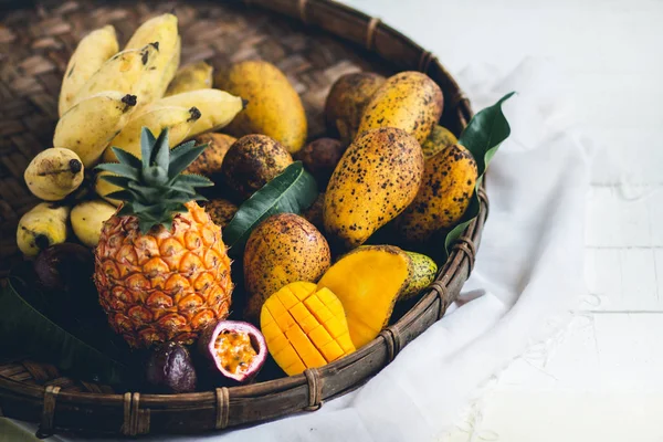 Karışık meyve ananas, mango, tutku meyve sepeti harman içinde 