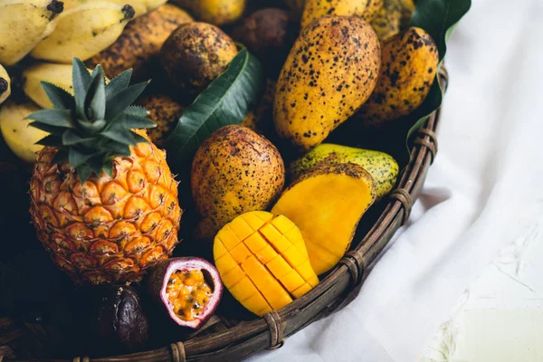 Karışık meyve ananas, mango, tutku meyve sepeti harman içinde 