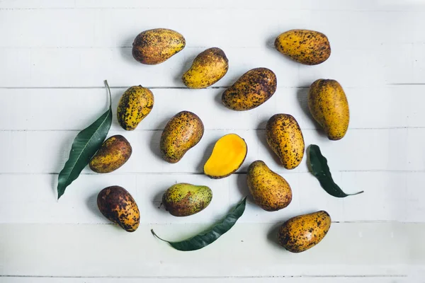 Doğa mango beyaz tahta arka plan ham mango