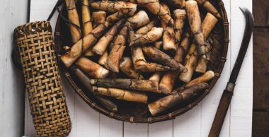 Izgara tavuk baget kesme tahtasında lezzetli 