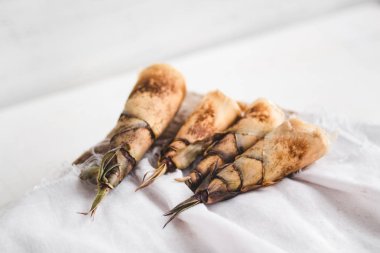 Izgara tavuk baget kesme tahtasında lezzetli 