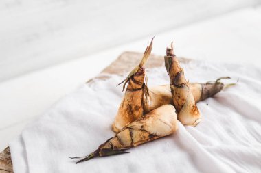 Izgara tavuk baget kesme tahtasında lezzetli 