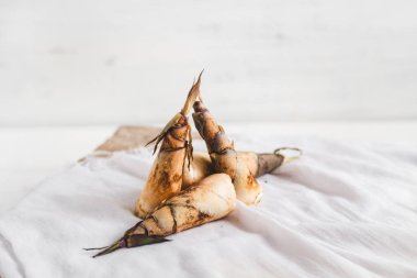 Izgara tavuk baget kesme tahtasında lezzetli 