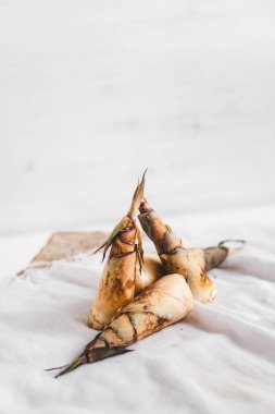 Izgara tavuk baget kesme tahtasında lezzetli 