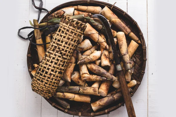 Izgara tavuk baget kesme tahtasında lezzetli 