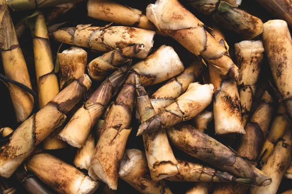 Izgara tavuk baget kesme tahtasında lezzetli 