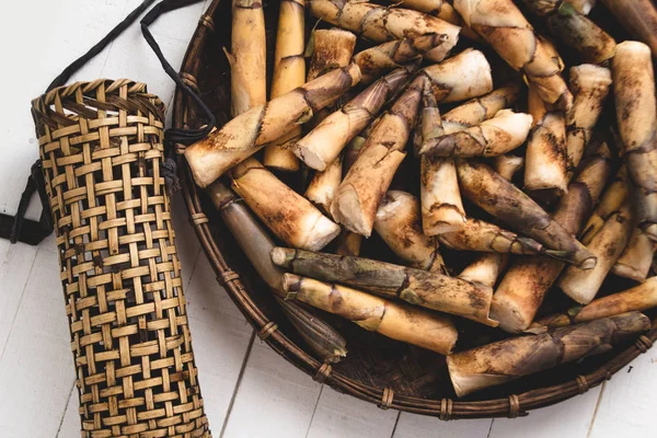 Izgara tavuk baget kesme tahtasında lezzetli 