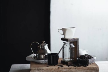 Kahve damla, bir kazana filtre kahve odayı tutan el