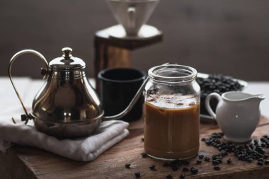 bir cam şişe buzlu kahve