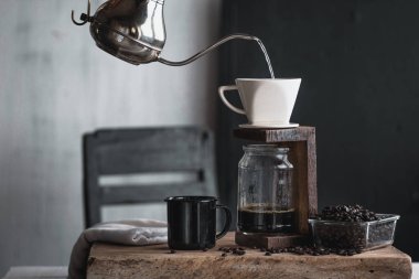 bir cam şişe, kahve damla, bir kazana filtre kahve odayı tutan el kahve