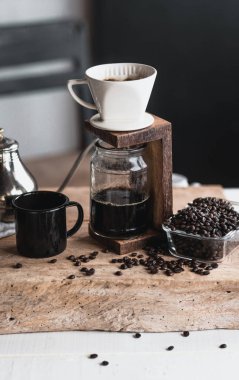 bir cam şişe, kahve damla, bir kazana filtre kahve odayı tutan el kahve