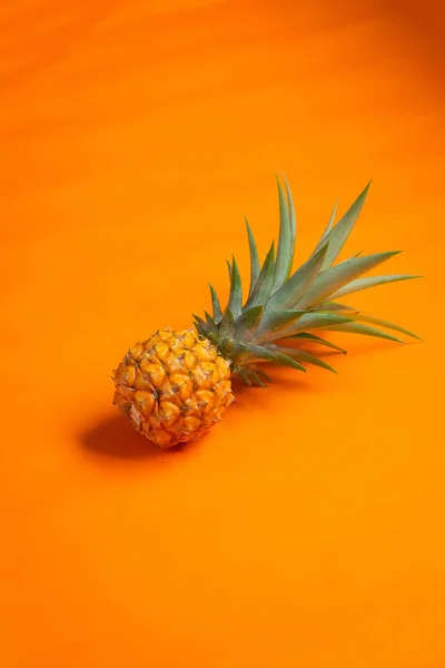 Taze Ananas Arka Planda Turuncu — Stok fotoğraf