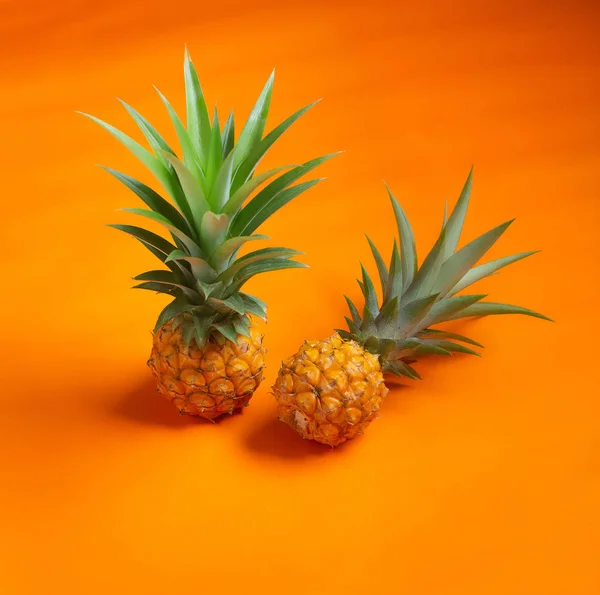 Frische Ananas Orangefarbenen Hintergrund — Stockfoto
