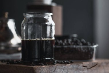 bir cam şişe, kahve damla, el bir kazana filtre kahve tutuklu odası, cam siyah kahve kahve