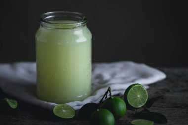 Limonata limon düşük ışık bir cam şişe