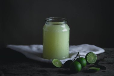 Limonata limon düşük ışık bir cam şişe
