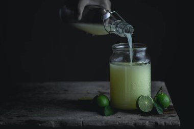 Limonata limon düşük ışık bir cam şişe