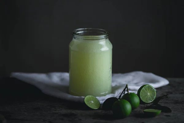 Lime Alla Limonata Una Bottiglia Vetro Low Light — Foto Stock