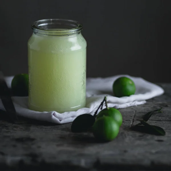 Lime Alla Limonata Una Bottiglia Vetro Low Light — Foto Stock