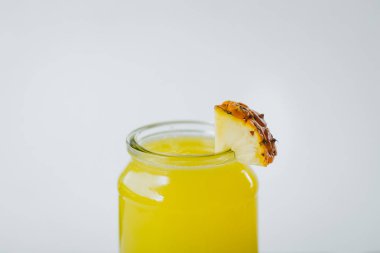 Ananas suyu bir cam şişe beyaz tahta arka plan