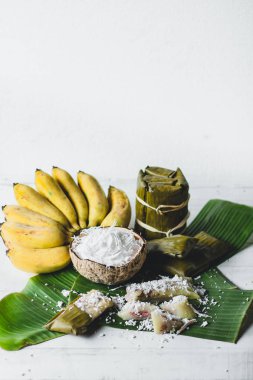 muz yapışkan pirinç parça, Khao Tom Mat içinde