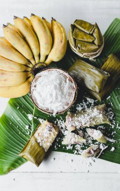 muz yapışkan pirinç parça, Khao Tom Mat içinde