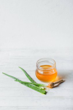Aloe Vera ve bal bir cam