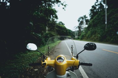Sokakta bir motosiklet sürücüsü motosiklet sürücü