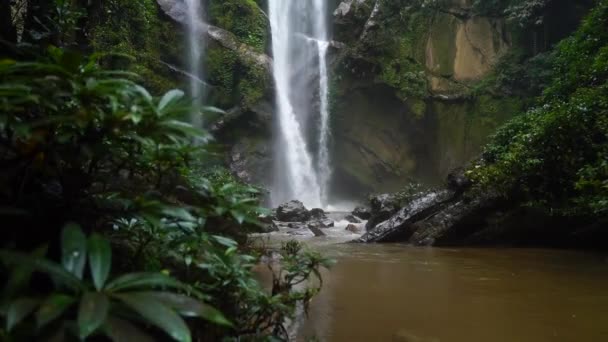 自然の滝を旅行モク Fah — ストック動画