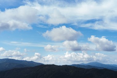 Mountain view gökyüzü ve dağ manzaralı 