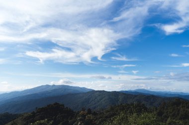 Mountain view gökyüzü ve dağ manzaralı 