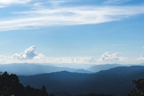 マウンテン ビューの空と山の景色 — ストック写真