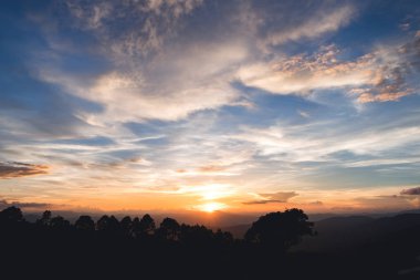 Günbatımı güzel gökyüzü günbatımı üzerinde dağ