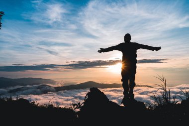 insan üzerinde dağ Sunrise ve sis üzerinde dağ kış sezonu 