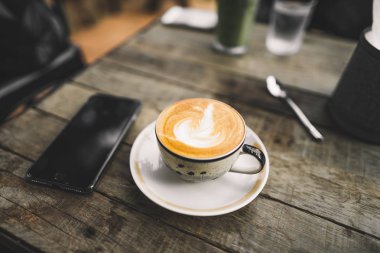 Kahve Kupası'nda sabah sıcak Latte