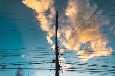 Gökyüzü ve bulutlar kırsal kesimde çatı evi akşam