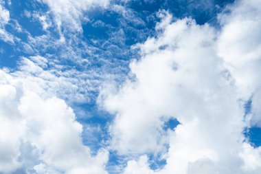 Gökyüzü ve bulutlar parlak mavi 